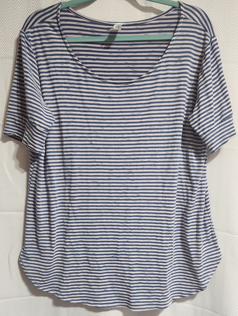 1x Acting Pro Blue and White Striped Scoop Neck Tee
